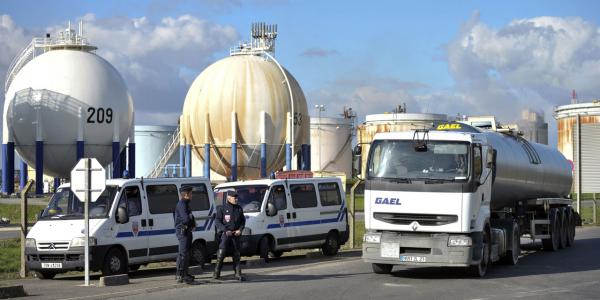 Reprise de la grève devant les dépôts pétroliers français